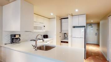 Microondas, horno, placa de cocina, lavavajillas