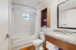 Hair dryer, towels - Mountain studio with fireplace, kitchen, & gym - near golf & ski lifts (Whistler)