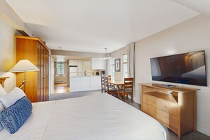 Iron/ironing board, WiFi, bed sheets - Mountain studio with fireplace, kitchen, & gym - near golf & ski lifts (Whistler)
