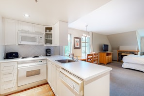 Køleskab, mikrobølgeovn, ovn, kogeplade