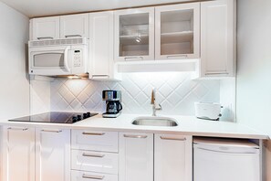 Four à micro-ondes, surface de cuisson, cafetière-théière, grille-pain