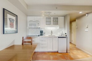 Four à micro-ondes, surface de cuisson, cafetière-théière, grille-pain