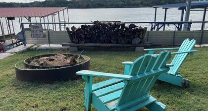 Lunker House: Lakeside Stay, Pool, BBQ & Fire Pit