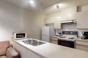 Four à micro-ondes, un four, surface de cuisson, lave-vaisselle