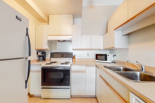 Réfrigérateur, four à micro-ondes, un four, surface de cuisson