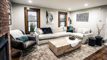 Una Smart TV, una chimenea