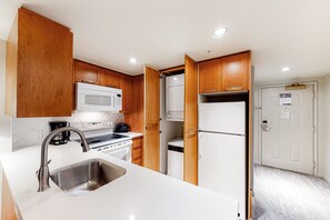 Kjøleskap, mikrobølgeovn, ovn og kokeplater