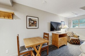Dining - Deluxe studio with jetted tub, gas fireplace, fitness center, & storage locker (Whistler)