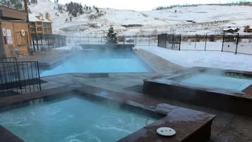 Inomhuspool och utomhuspool