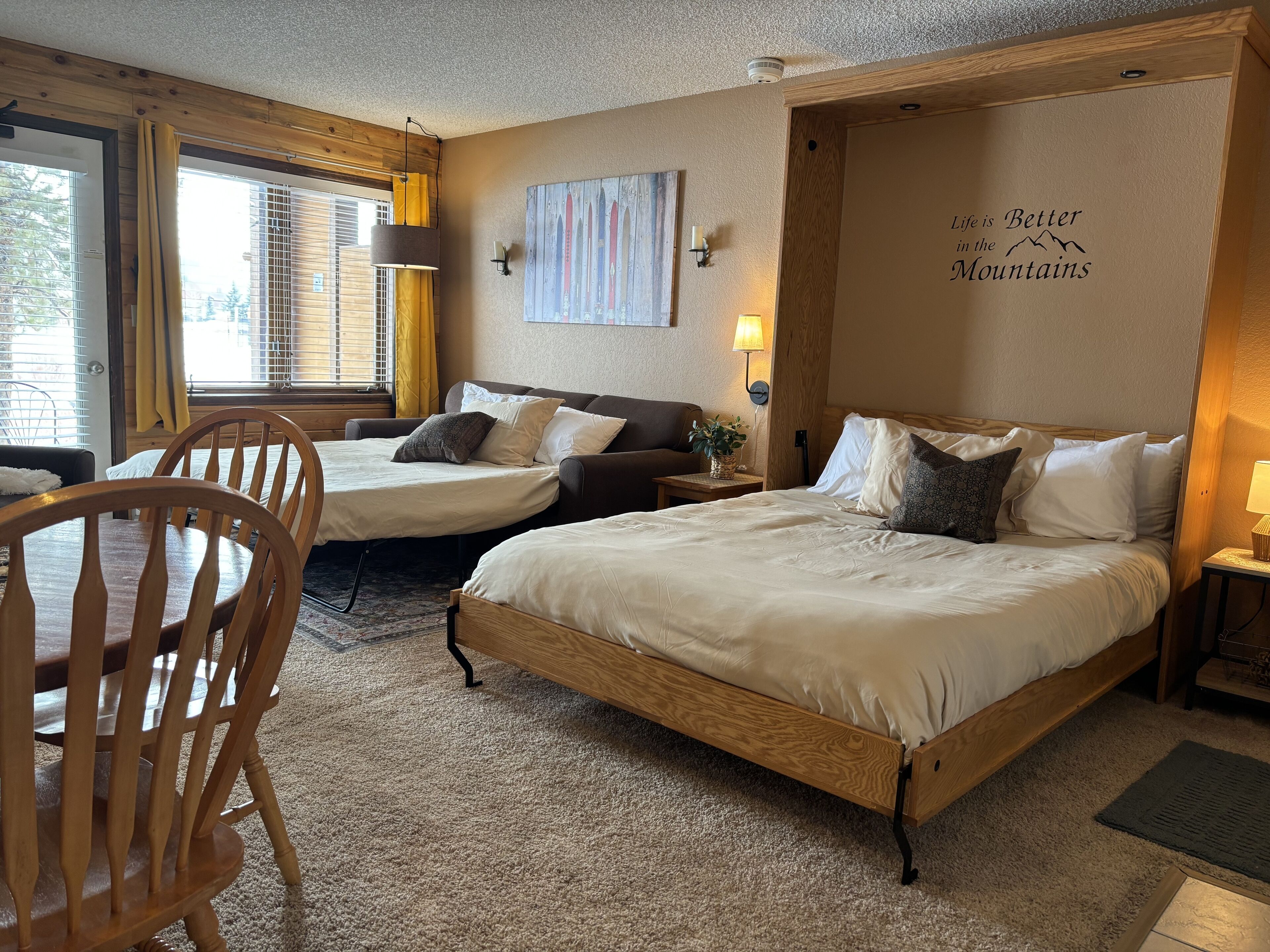 Escritorio, tabla de planchar con plancha, cuna de viaje y wifi gratis