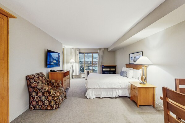 Fer et planche à repasser, accès à Internet (gratuit), literie fournie