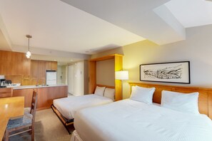 Iron/ironing board, internet, bed sheets - Skier's dream studio in Whistler Village with jetted tub & gym - walk to lifts (Whistler)