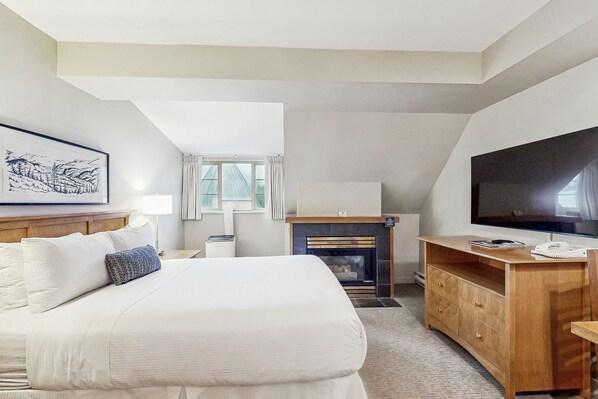 Iron/ironing board, Internet, bed sheets - Skier's dream studio in Whistler Village with jetted tub & gym - walk to lifts (Whistler)