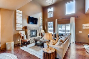 Living area - 5 Bdrm 3100+ Sqft, pool, private tub, mins from MTN (Heber City)