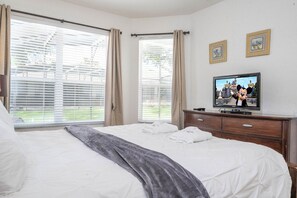 5 bedrooms, in-room safe, iron/ironing board, WiFi - Your Dream Family Vacation Home – 5BR, 5BA & Sun-Filled South-Facing Pool! (Kissimmee)