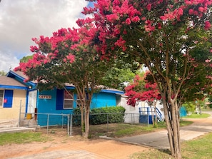 Una zona residencial con casas, un patio cercado y una calle.