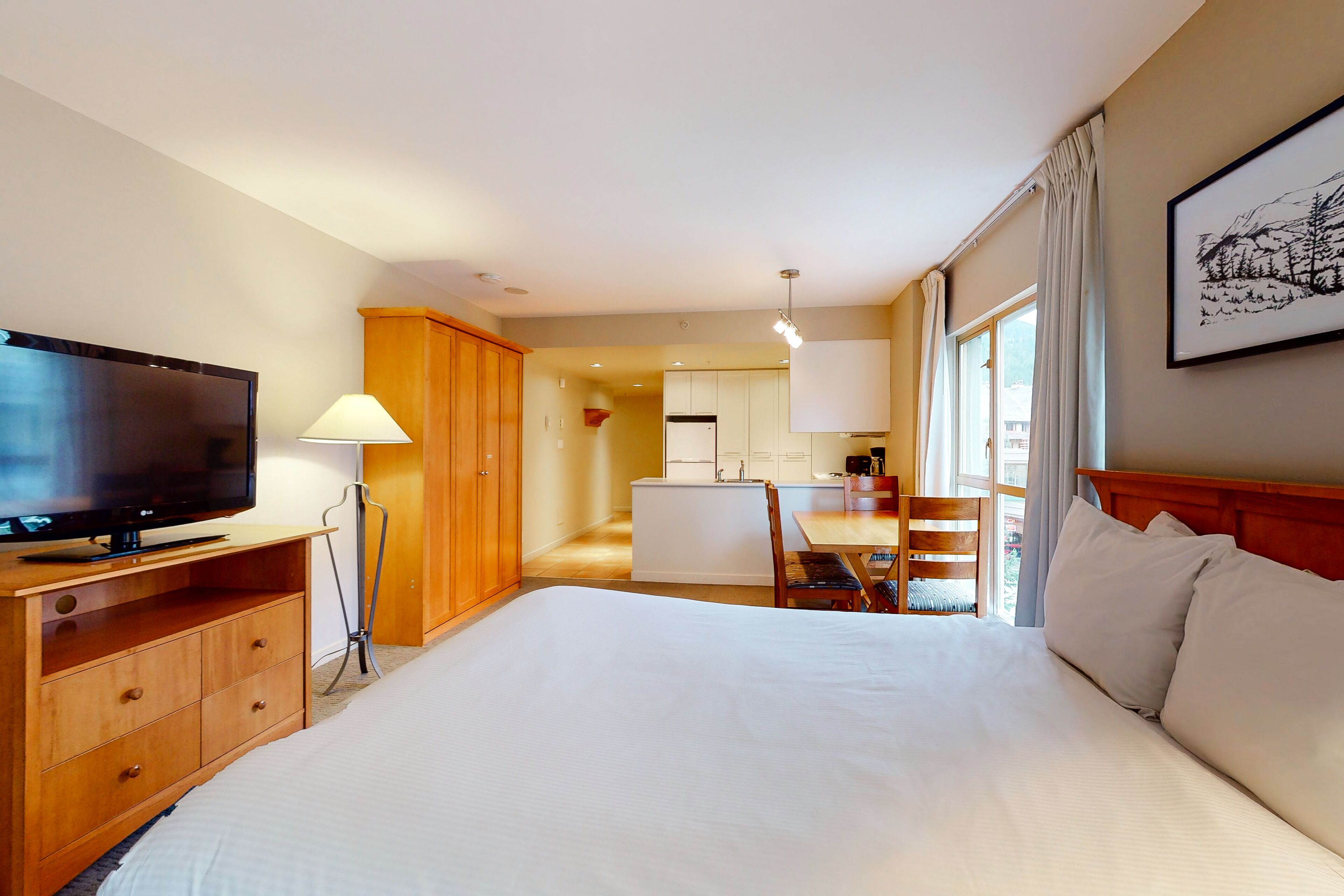 Tabla de planchar con plancha, wifi y ropa de cama 