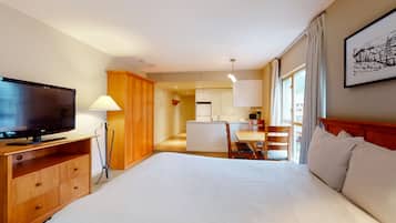 Tabla de planchar con plancha, wifi y ropa de cama