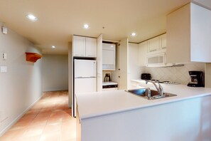 Micro-ondes, four, plaque de cuisson, lave-vaisselle