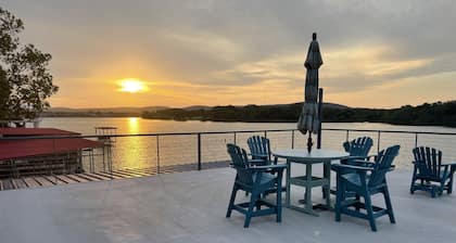 1: Cozy Lakefront Studio - Pool Access - Pet Friendly