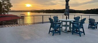 1: Cozy Lakefront Studio - Pool Access - Pet Friendly