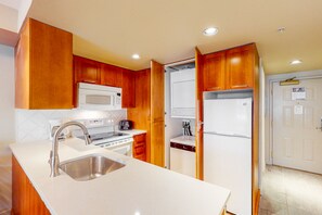 Microwave, oven, stovetop, dishwasher - Cozy deluxe studio with walk to lifts location, fireplace, & fitness center (Whistler)