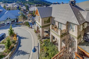 Exterior - Cozy deluxe studio with walk to lifts location, fireplace, & fitness center (Whistler)