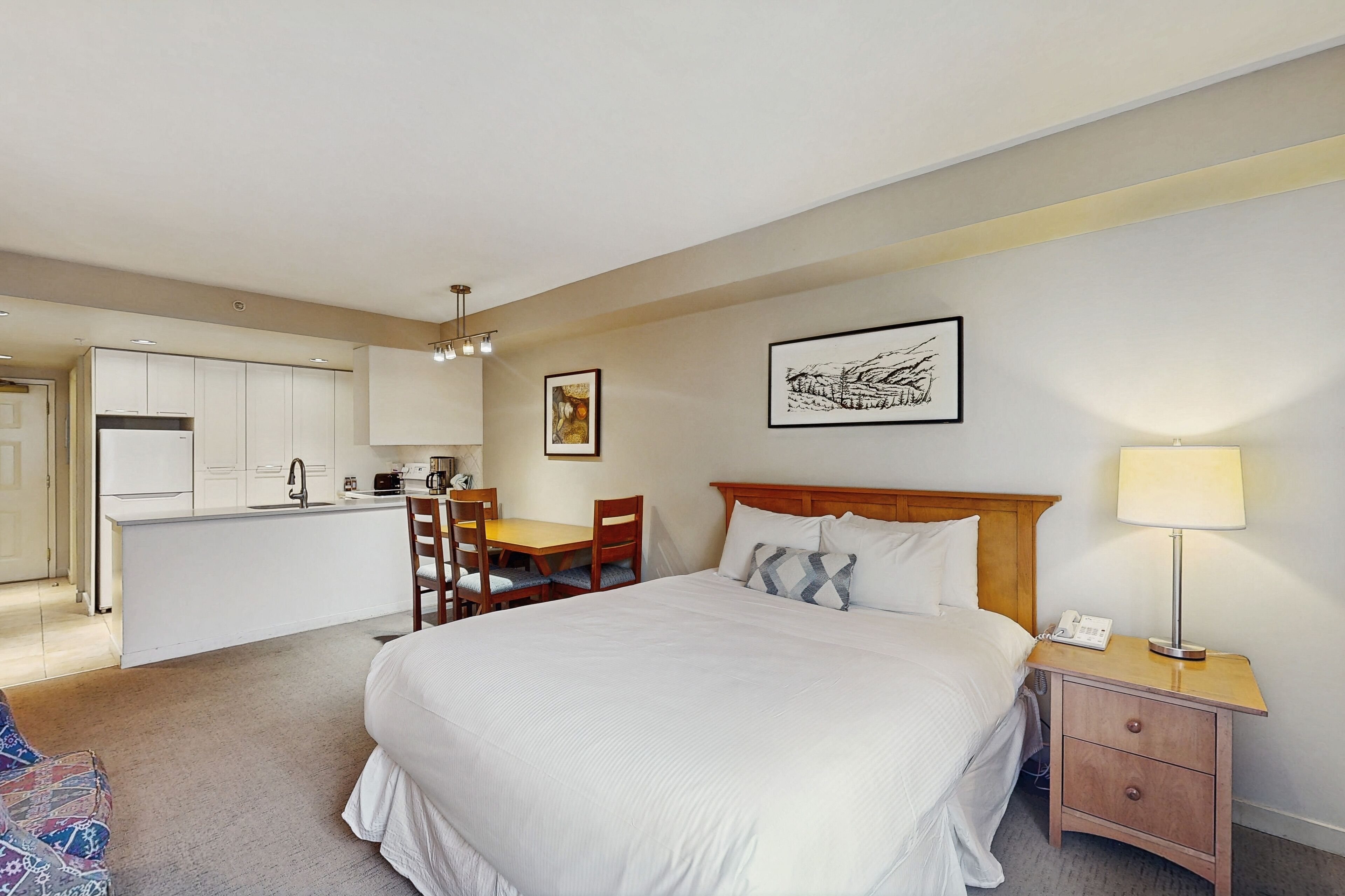 Fer et planche à repasser, accès à Internet, literie fournie