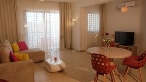 Deluxe-Apartment | Wohnzimmer | 32-Zoll-Flachbildfernseher mit Satellitenempfang, LED-Fernseher