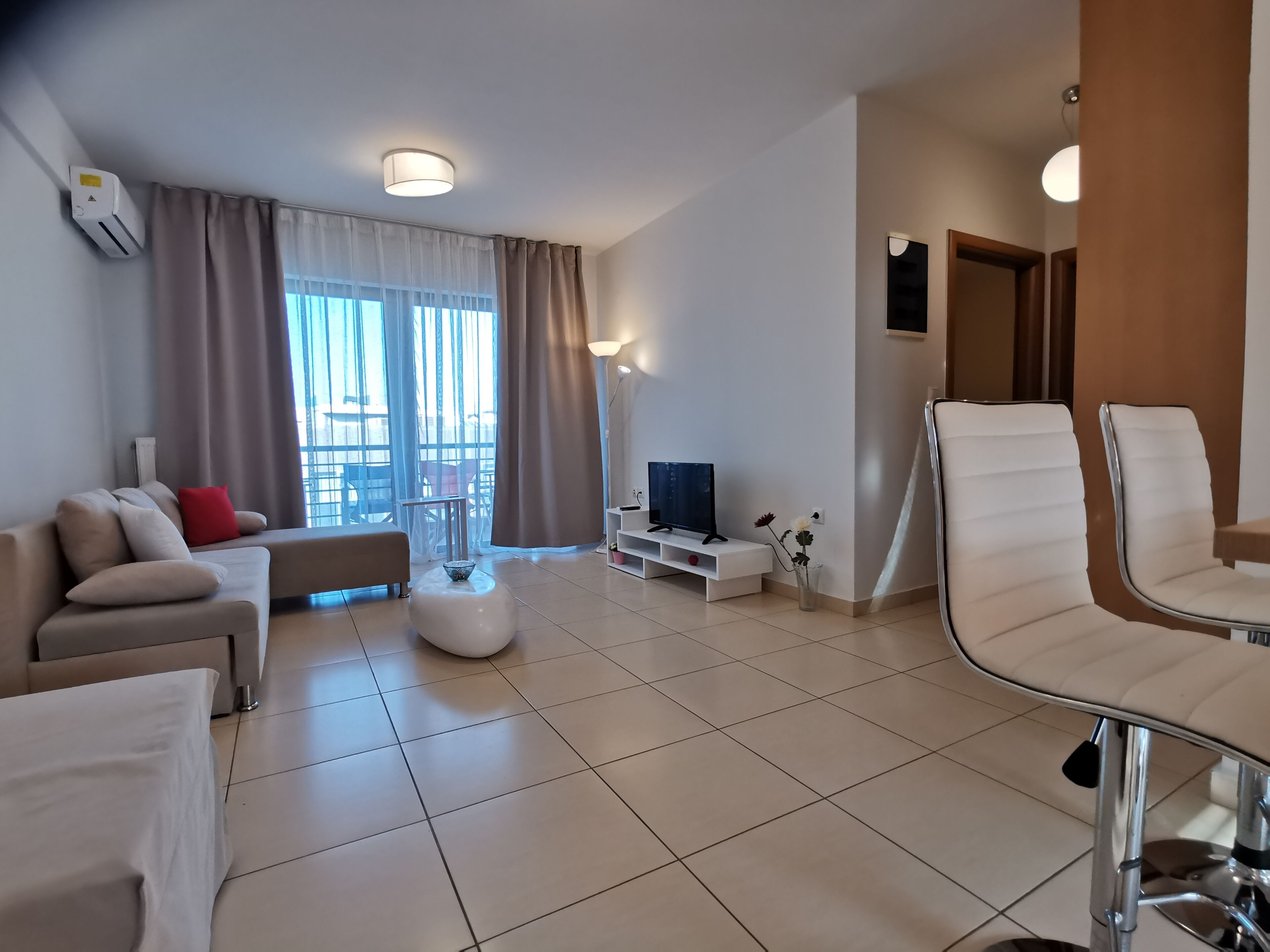 ملاءات من القطن المصري وخزنة داخل الغرفة وبديكورات فريدة لكل غرفة