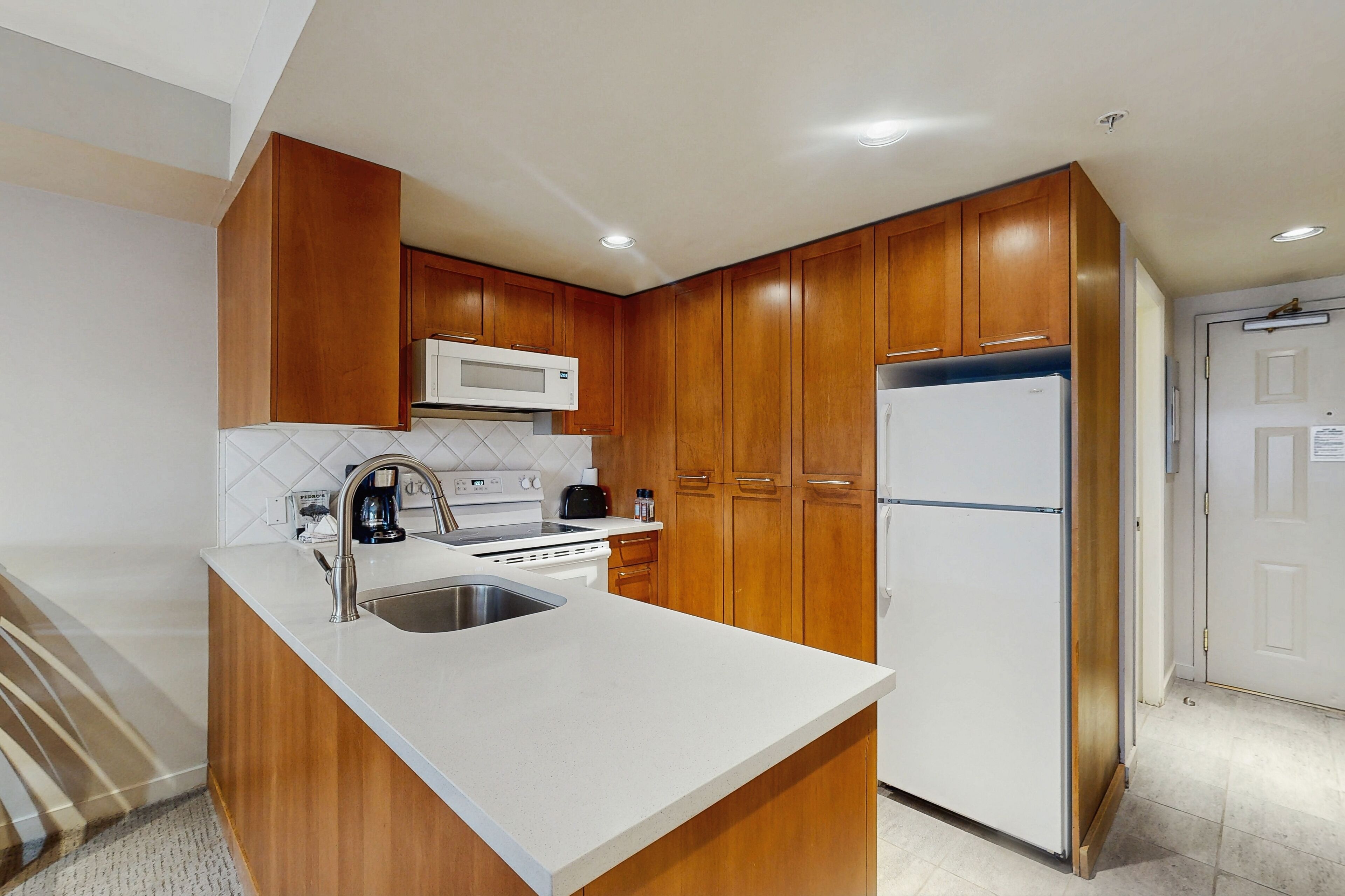 Micro-ondes, four, plaque de cuisson, lave-vaisselle