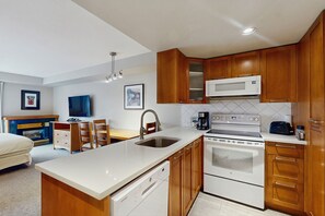 Mikrobølgeovn, ovn, kokeplater og oppvaskmaskin