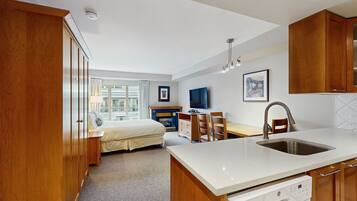 Iron/ironing board, internet, bed sheets