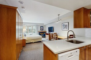 Strykejern/-brett, internettilgang og sengetøy