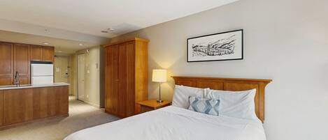 Strygejern/strygebræt, internetforbindelse, sengetøj