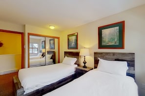 2 bedrooms, iron/ironing board, internet, bed sheets