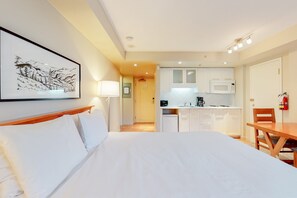 Iron/ironing board, internet, bed sheets