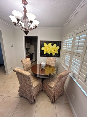 Dining - Intracoastal Key West style Apartment- Walk to beach and restaurants (Deerfield Beach)