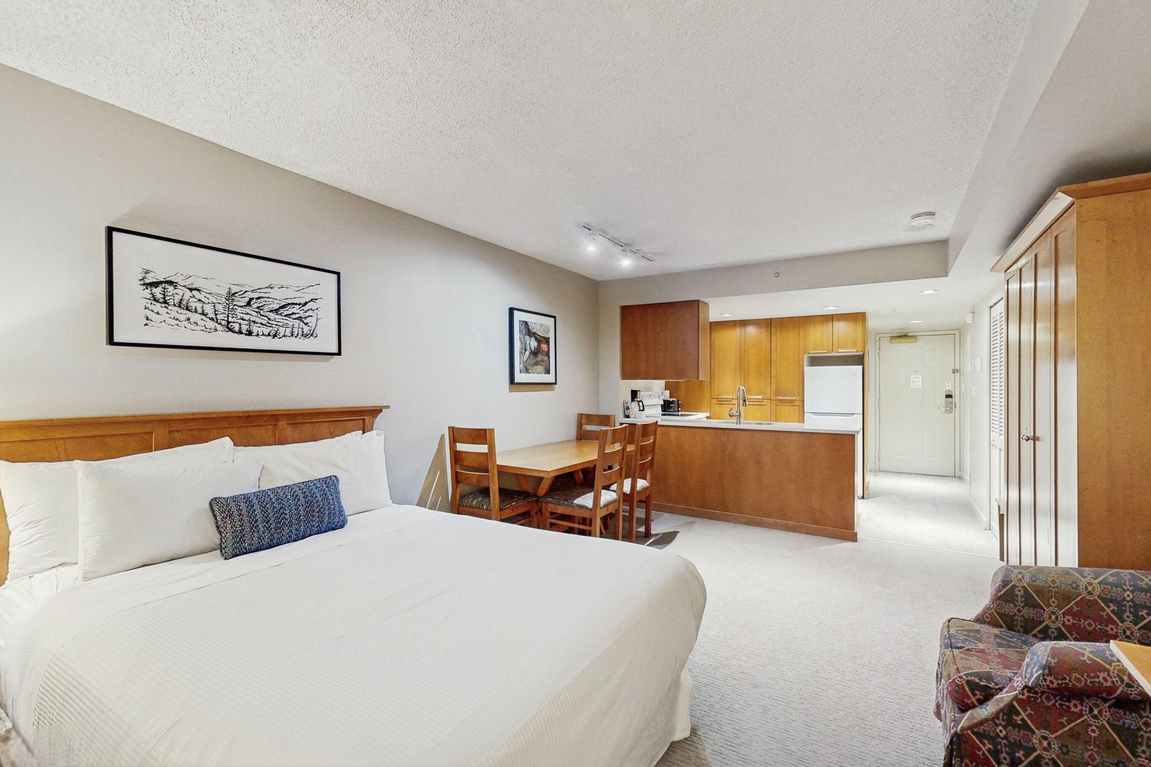 Iron/ironing board, Internet, bed sheets