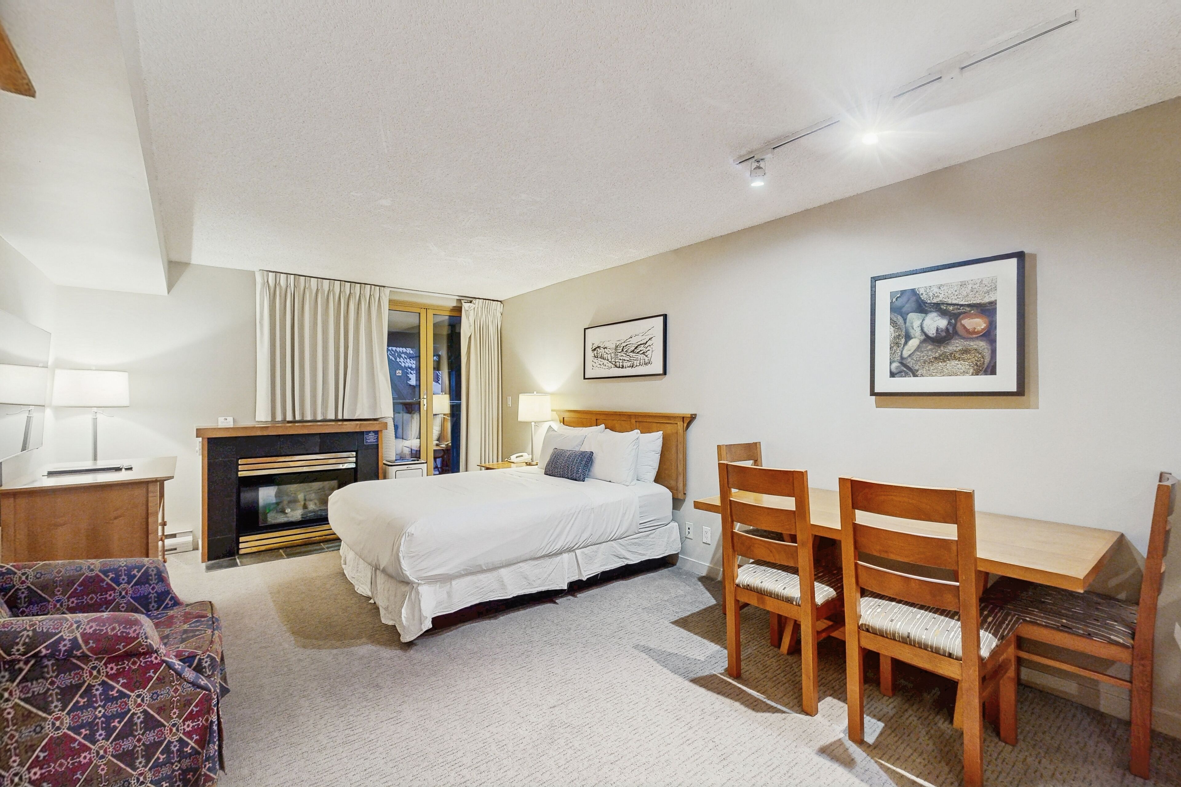 Iron/ironing board, Internet, bed sheets