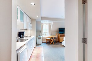 Réfrigérateur, four à micro-ondes, surface de cuisson, cafetière-théière