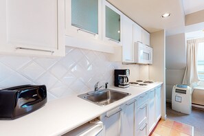 Réfrigérateur, four à micro-ondes, surface de cuisson, cafetière-théière