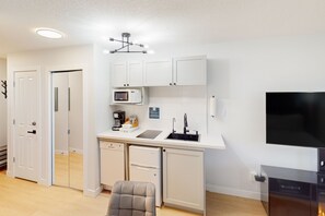 Microwave, stovetop, dishwasher, coffee/tea maker