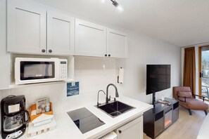 Four à micro-ondes, surface de cuisson, lave-vaisselle