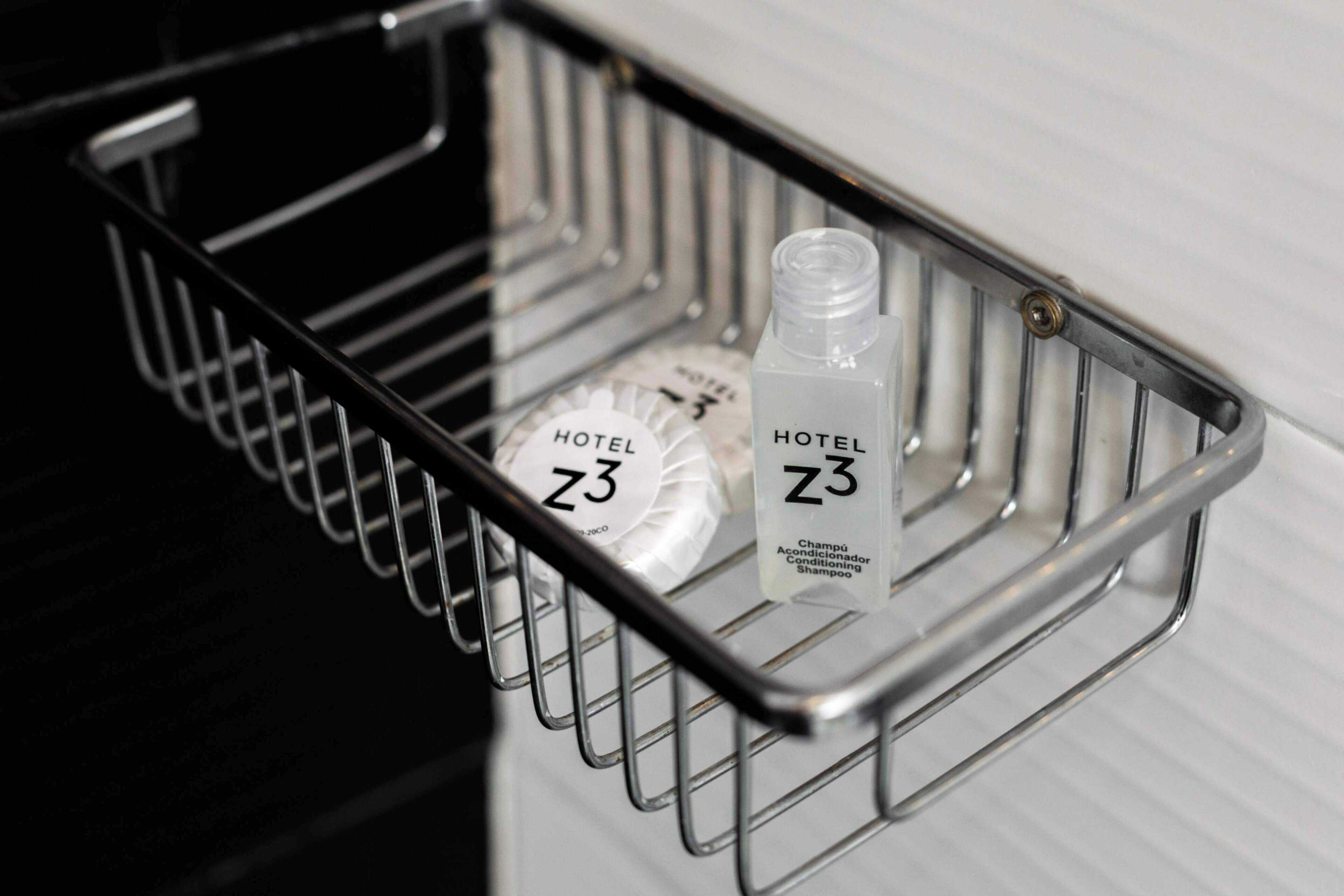 shower, rainfall showerhead, free toiletries, towels