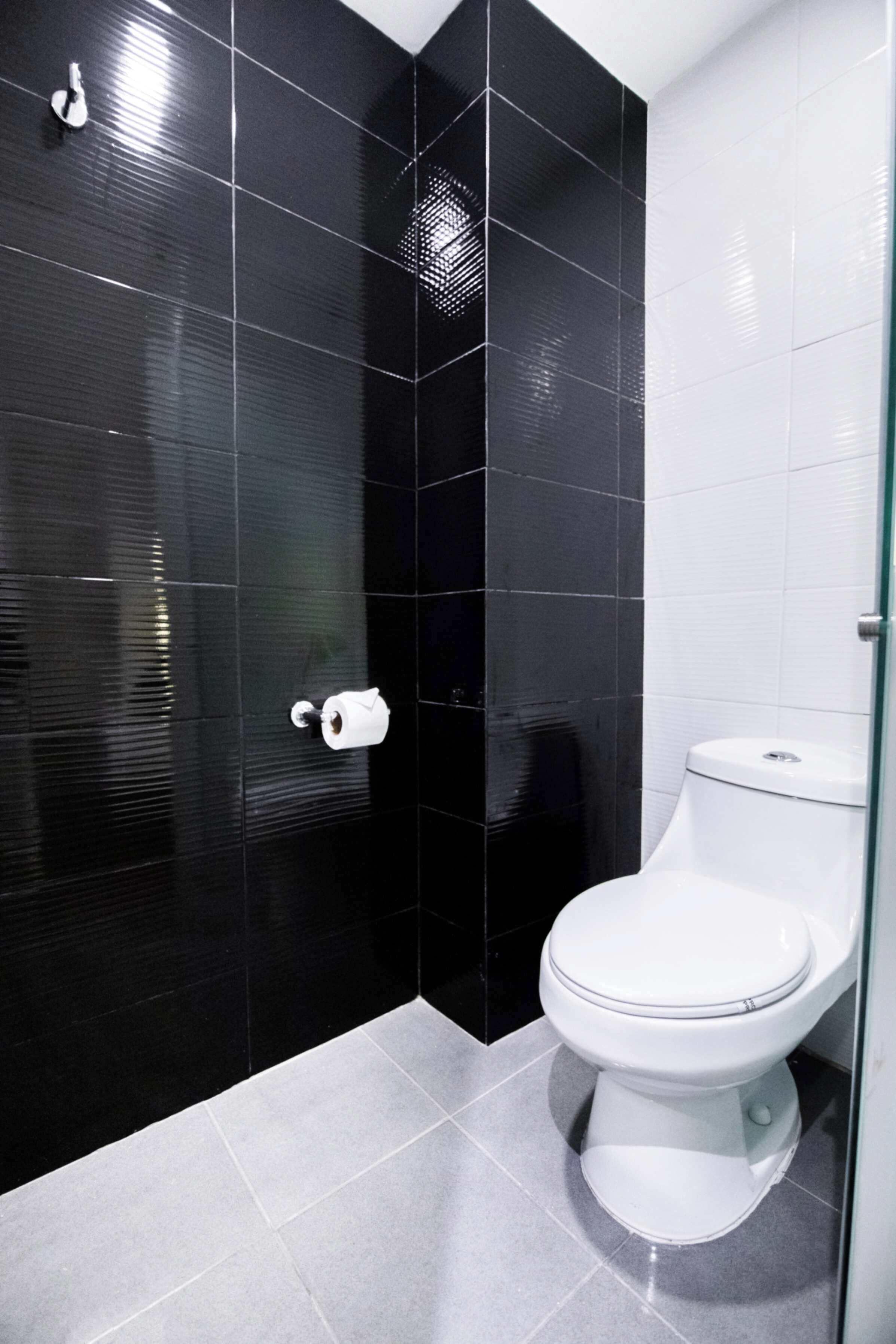 economy double room | bathroom | shower, rainfall showerhead, free toiletries, towels
