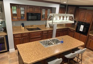 Geladeira, micro-ondas, fogão, cooktop