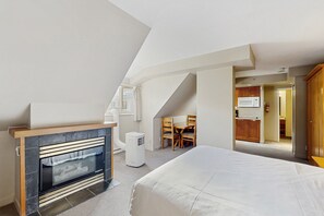 Fer et planche à repasser, accès à Internet (gratuit), literie fournie