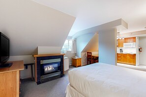 Fer et planche à repasser, accès à Internet (gratuit), literie fournie