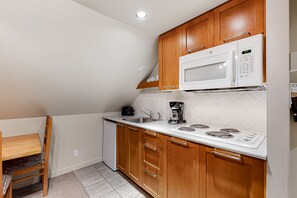 Mini-réfrigérateur, four à micro-ondes, un four, surface de cuisson